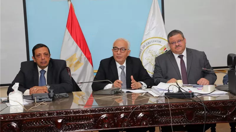 وزير التعليم يتابع سير امتحانات الدبلومات الفنية
