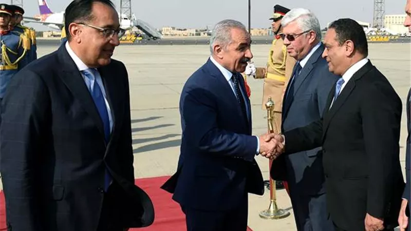 رئيس الوزراء يستقبل نظيره الفلسطيني بمطار القاهرة
