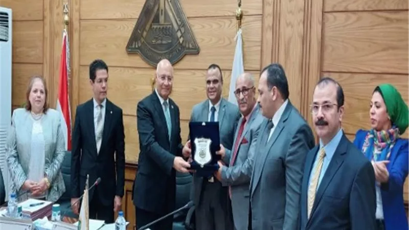 تكريم المراقب المالي بجامعة بنها تقديرا لجهوده في العمل