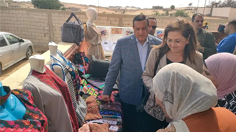وزيرا التنميه المحليه والتخطيط يتفقدا معرض وحدة ايادي مصر