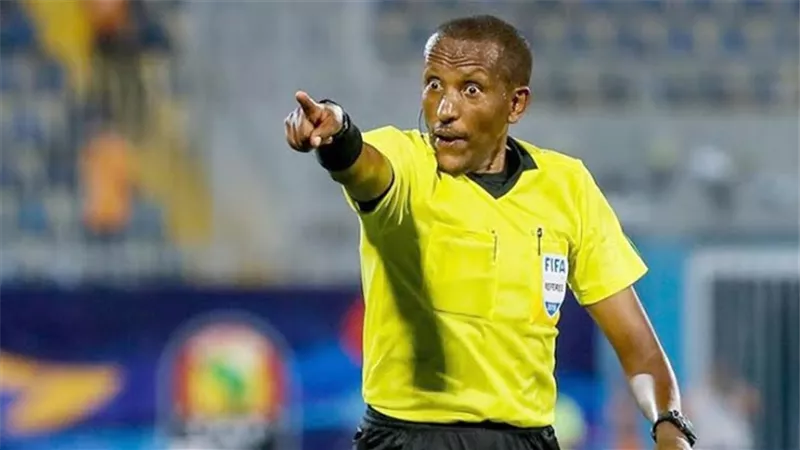 باملاك تيسيما يعلن اعتزاله التحكيم بمباراة الأهلى والوداد بالمغرب