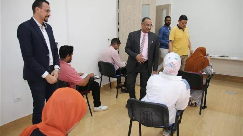 رئيس جامعة طيبة التكنولوجية بالأقصر يتابع سير امتحانات اَخر العام