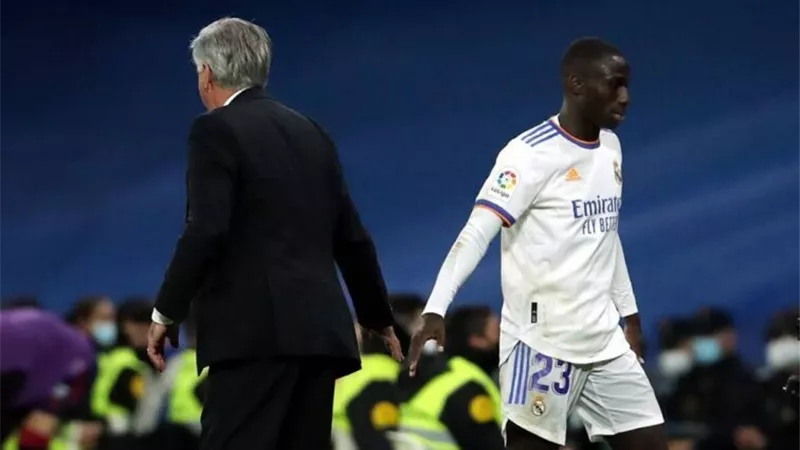 أنشيلوتى يتمسك بهذا اللاعب .. وريال مدريد يفتح الباب لرحيله