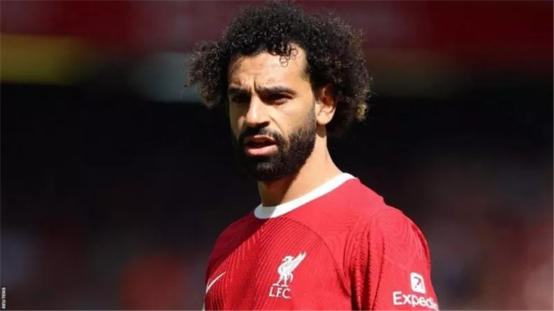صلاح مازحا بشأن نجم ليفربول: لا يجيد الدفاع