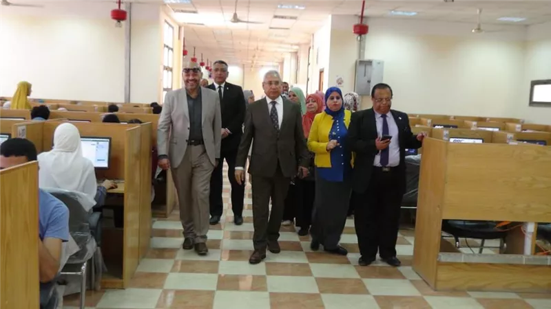 رئيس جامعة المنيايواصل جولاته التفقديةللاطمئنان على سيرالامتحانات