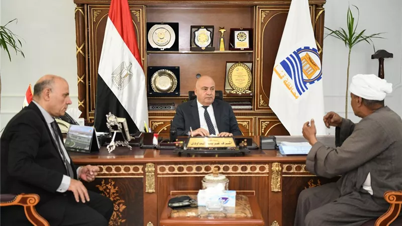 محافظ قنا ونائبه والسكرتير العام يستقبلون ٦٠ موطنا لبحث شكاواهم