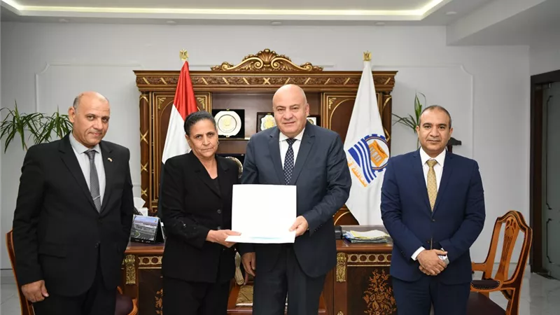محافظ قنا يكرم الامهات المثاليات