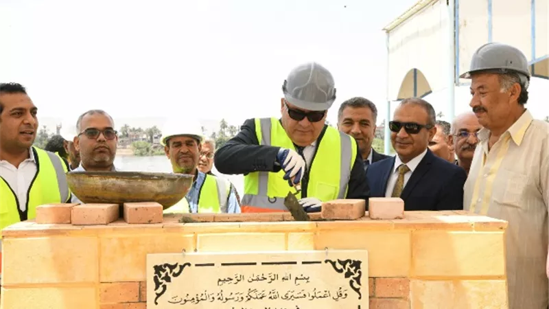 الداودى يضع حجر أساس مشروع تطوير كورنيش النيل بمدينة قنا