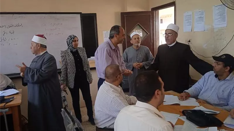 مدير الازهر بالقليوبية يتابع تصحيح الشهادتين الابتدائيه/الإعدادية