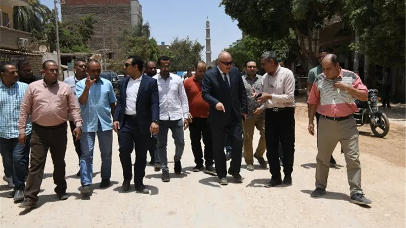 محافظ قنا يتفقد أعمال الرصف بمدينة قفط