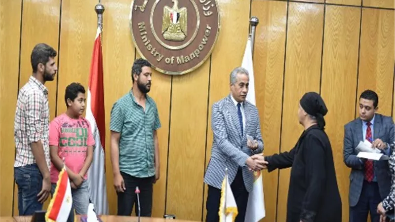 وزير القوى العاملة يُسلم تعويضات لأسر عمالة غير منتظمة بالقاهرة وقنا
