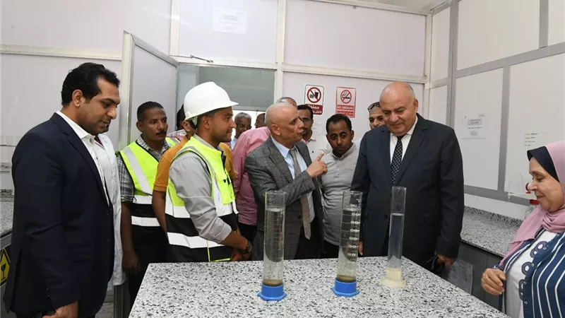 محافظ قنا يتفقد توسعات محطة معالجة صرف صحى الصالحية