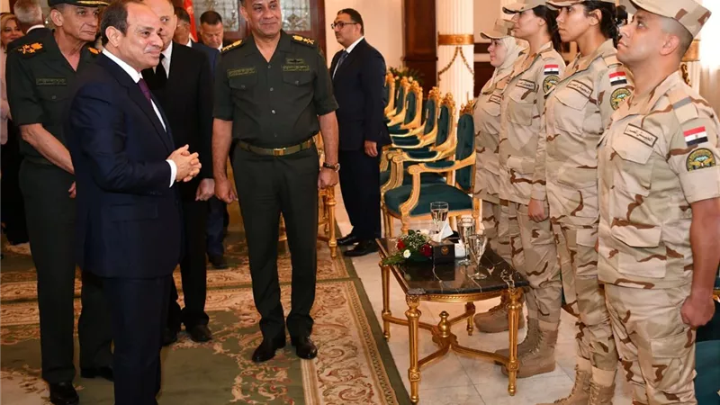 الرئيس السيسي يلتقي طلبة دورة الفروسية بالأكاديمية العسكرية المصرية العليا