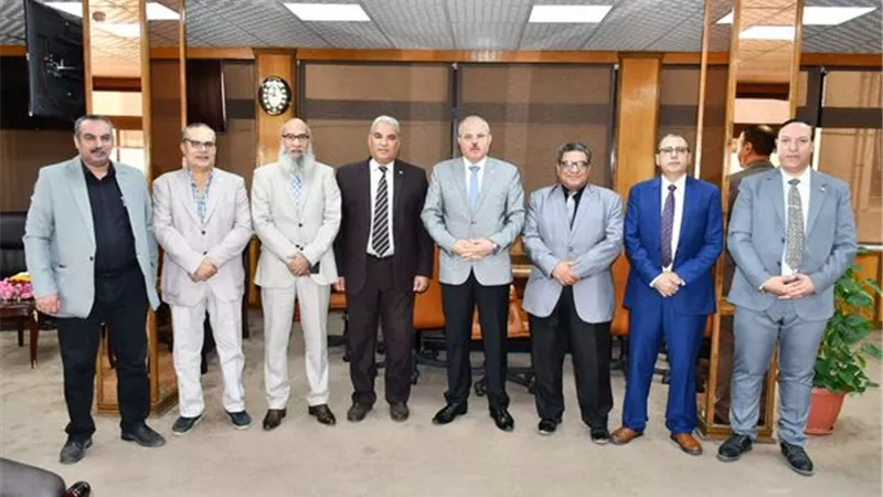 رئيس جامعة القناة يستقبل فريق إدارة المشروعات بالتعليم العالي