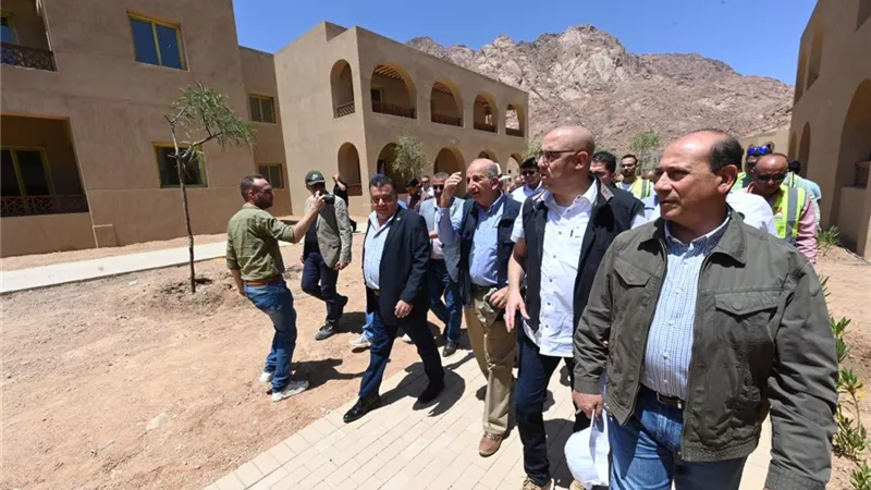وزير الإسكان ومحافظ جنوب سيناء يزوران دير سانت كاترين
