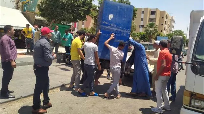 جهاز الشروق يشَن حملة إشغالات على الأسواق ويحرر 12 محضر.. بالصور