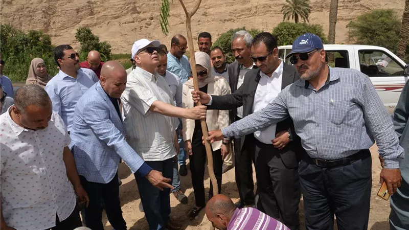 محافظ أسيوط يشارك في حملة زراعة بعض الأشجار المثمرة بقرية العقال