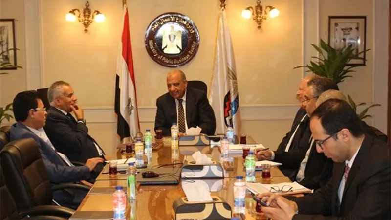 وزير قطاع الأعمال يبحث تطوير السيراميك بالخزف والصيني