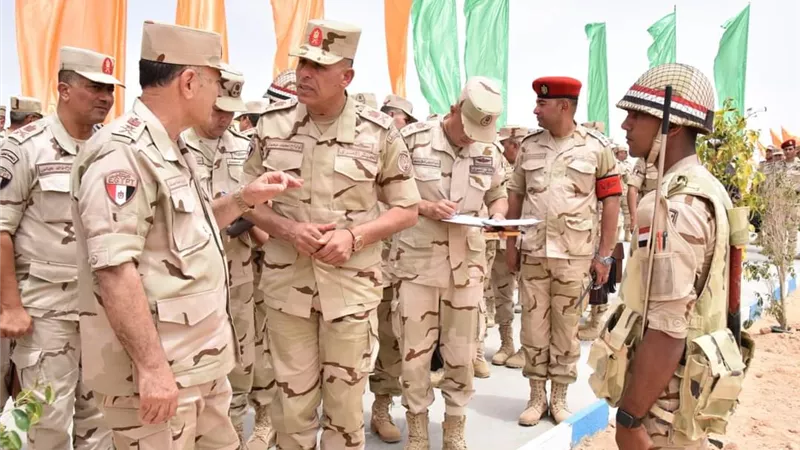 رئيس الأركان يشهد المرحلة الرئيسية لمشروع تكتيكى بجنود بالذخيرة الحية 