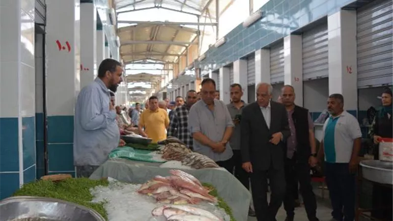 محافظ الجيزة يتابع حركة البيع والشراء بسوق السمك بالمنيب