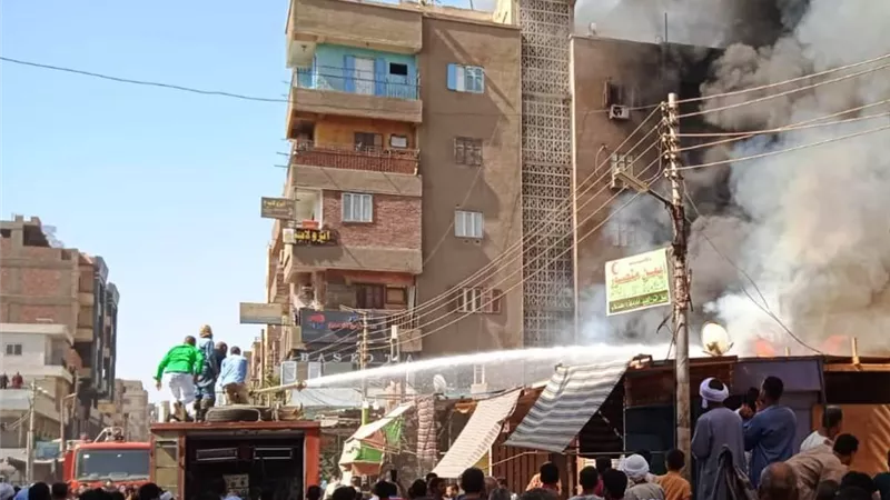 محافظ أسوان يتابع جهود إخماد حريق بـ 19 محل أحذية وملابس