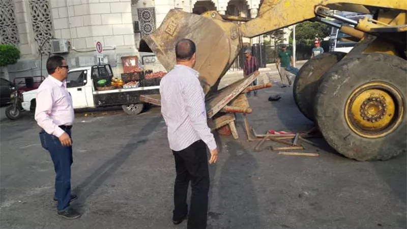 رئيس حى الضواحى ببور سعيد يتحدى الإشغالات والأسواق العشوائية.. صور