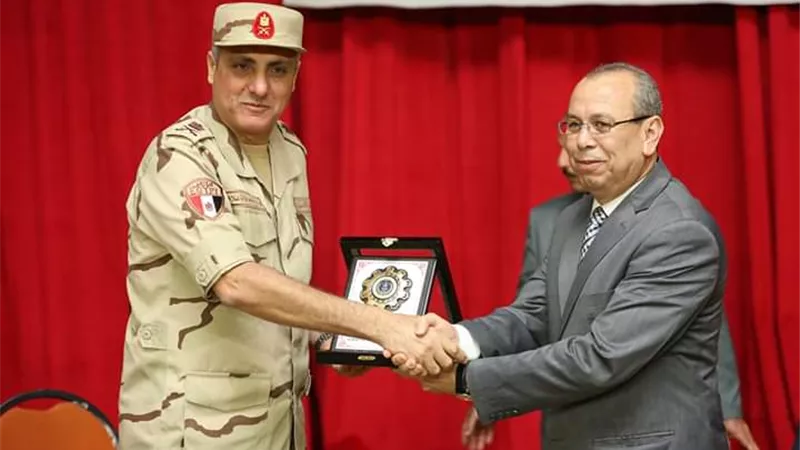محافظ كفرالشيخ ومدير جمعية المحاربين القدماء يتبادلان الدروع في إحتفال تكريم أسر الشهداء ومصابي العمليات الحربية