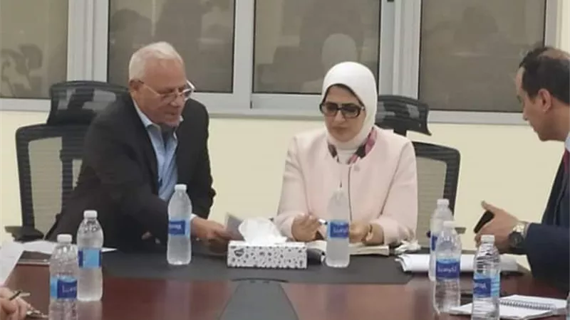وزيرة الصحة ومحافظ بورسعيد يعقدان اجتماعاً بمقر هيئات التأمين الصحي الجديد