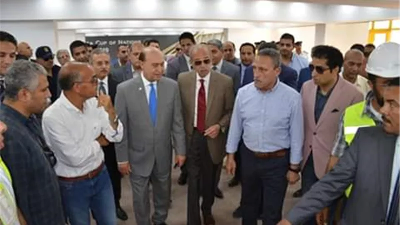 بالصور.. رئيس الوزراء السابق ورئيس هيئة قناة السويس ومحافظ الإسماعيلية يتفقدون اللمسات الآخيرة للأمم الأفريقية