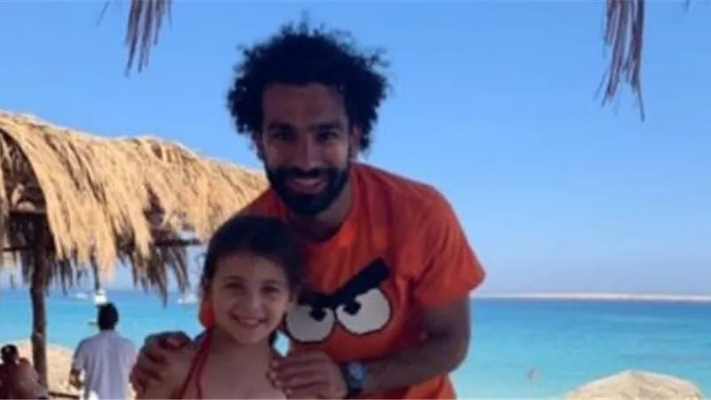 محمد صلاح يشعل انستجرام مع بنات متعب