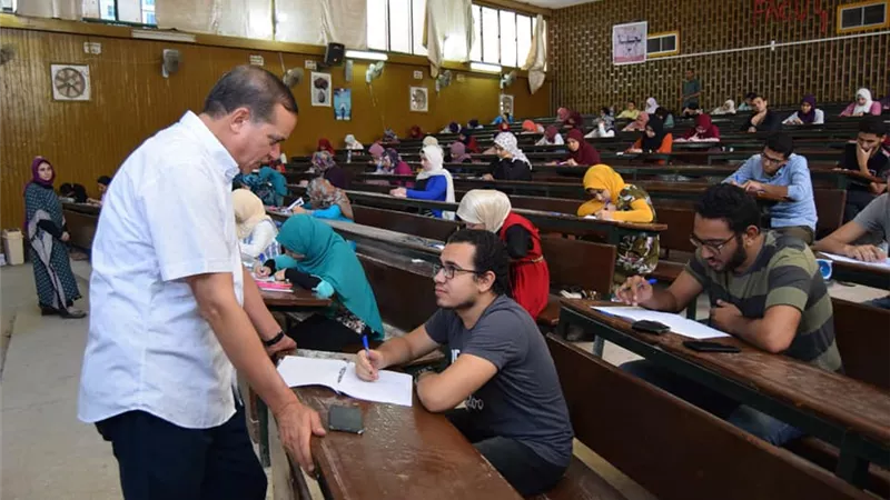 رئيس جامعة سوهاج يتفقد امتحانات الفصل الدراسي الثاني