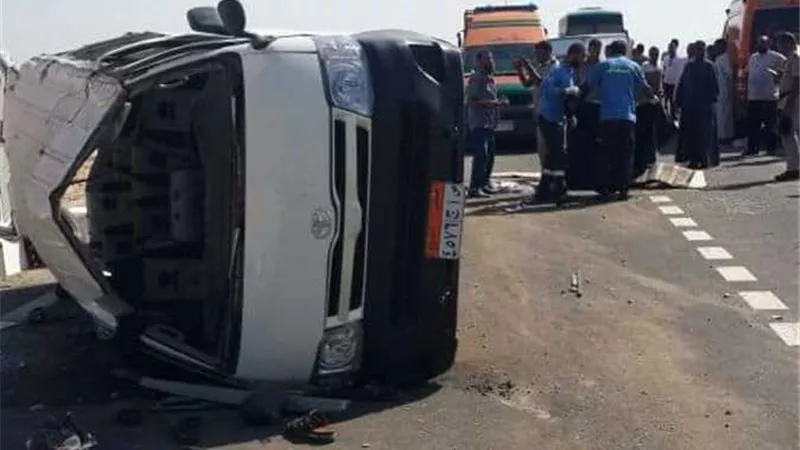 اصابة شخصين اثر انقلاب سيارة أعلى طريق أسيوط الغربى