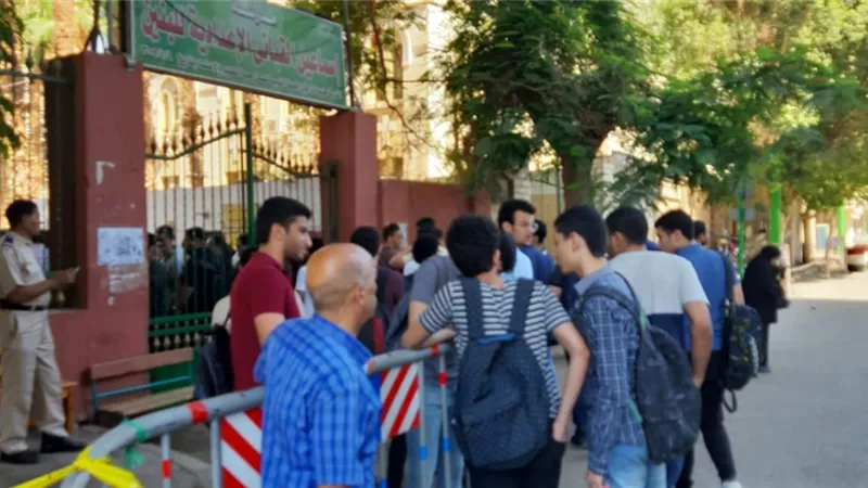 ارتياح بين طلاب الثانوية باسيوط لسهولة امتحان الاقتصاد