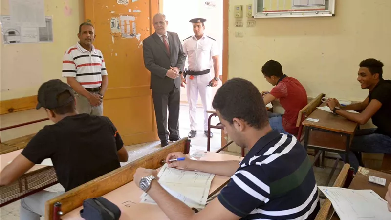 محافظ الأقصر يتفقد لجان امتحانات الثانوية العامة