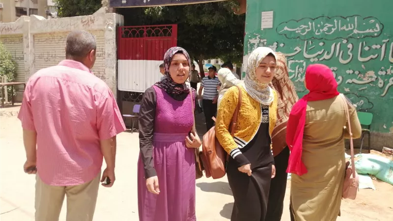 شاهد.. فرحة طلاب الثانوية العامة بالشرقية لسهولة امتحان الإحصاء