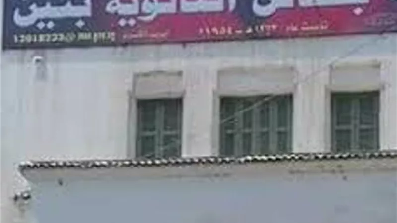 الاهالى يرشقون المراقبين بالحجارة بمدرسة الثانوية بنين ببلقاس