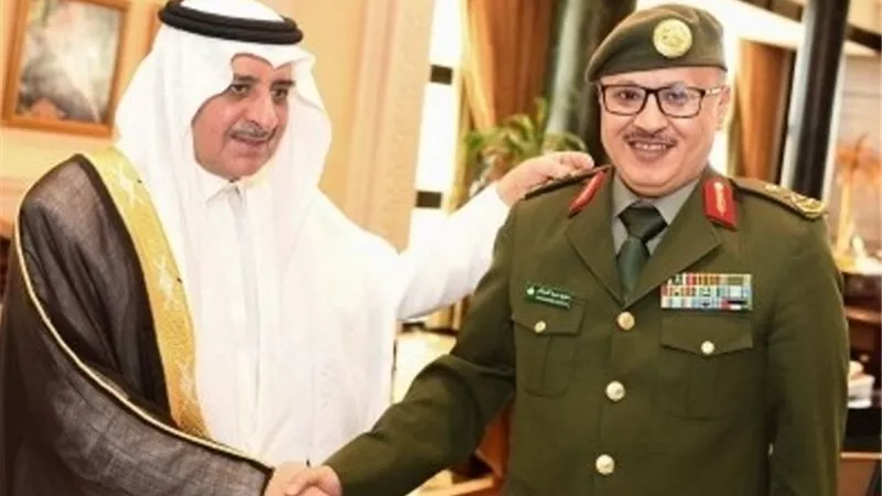 أمير منطقة تبوك يقلد مدير الجوازات رتبة لواء