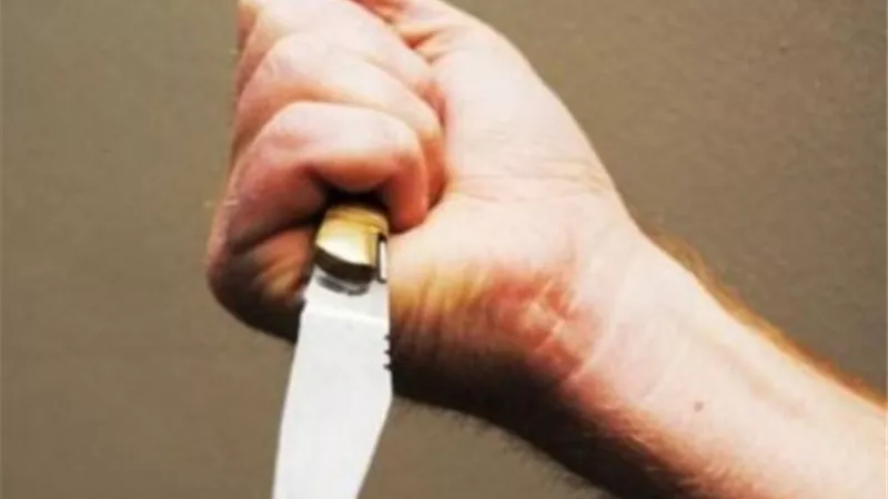 يعتدي على مطلقته بسلاح ابيض بعد تصاعد الخلاف بينهما