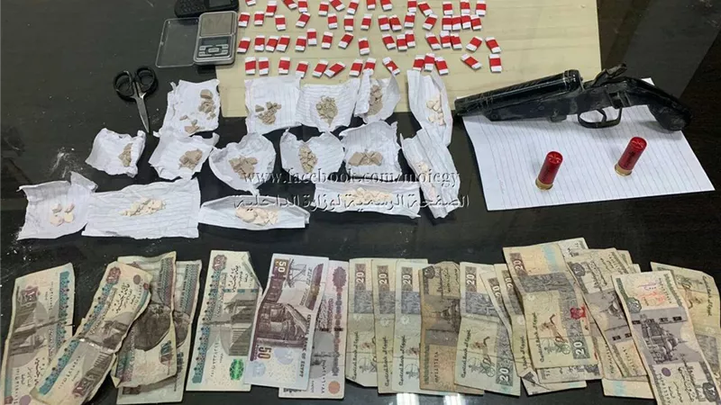 ضبط مسجل خطر بحوزته 210 جرام هيروين وسلاح نارى