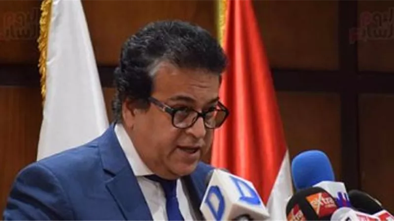 وزير التعليم العالى يستعرض تقريرا حول أنشطة المركز القومى للبحوث