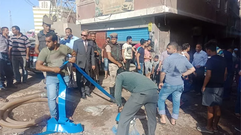 انفجار خط المياه الرئيسى على الطريق الدائري بأسيوط.. صـــــــــــور