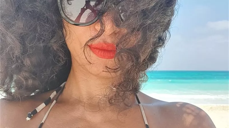 نسرين أمين تثير الجدل على انستجرام بمايوه ونظارة سوداء