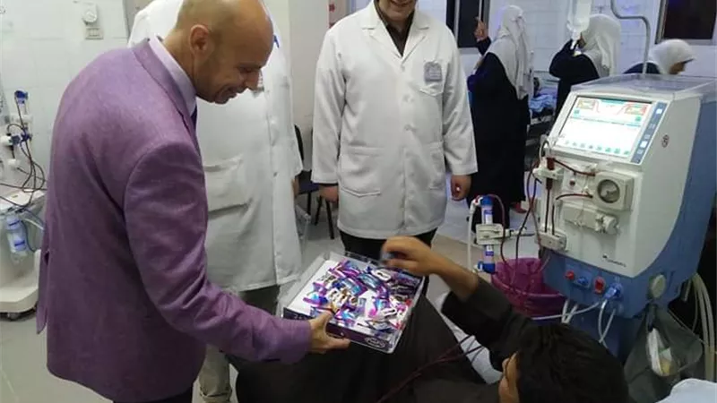 وكيل صحة الشرقية يوزع الحلوي ابتهاجا بوضع مولود لمريضة غسيل كلوي بديرب نجم