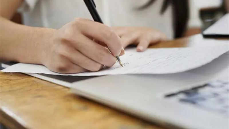 بوكليت اللغة الأجنبية الأولى يصل لجان امتحانات الثانوية العامة بالقاهرة والجيزة