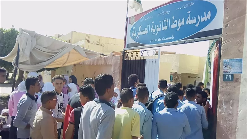 الحضور المبكر والتفاؤل سمة طلاب الثانوية العامة لاجتياز المادة الأجنبية الأولى بالوادى الجديد