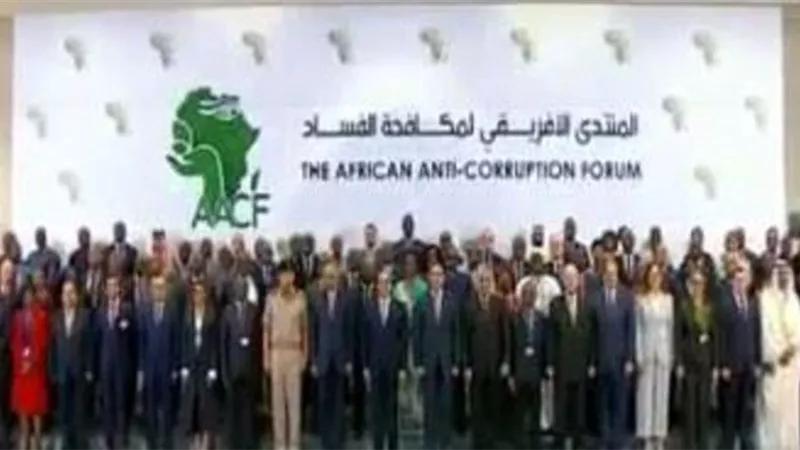 السيسي يلتقط الصور التذكارية مع ضيوف المنتدى
