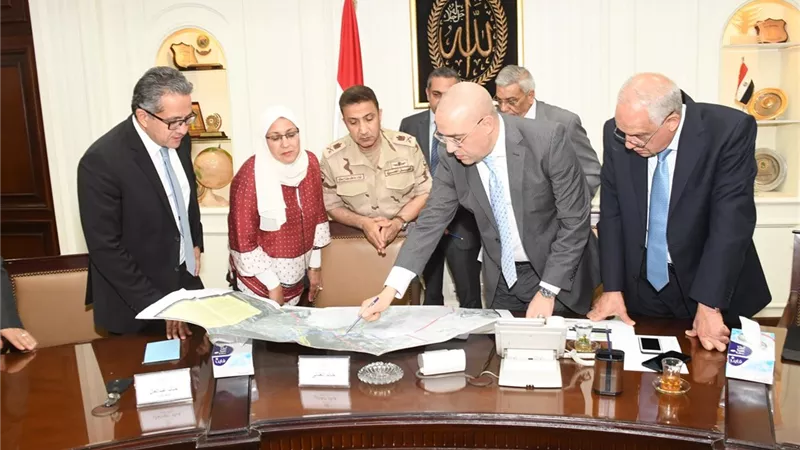 وزيرا الإسكان والآثار ومحافظ الجيزة يتابعون خطط مشروعات تطوير مناطق سقارة