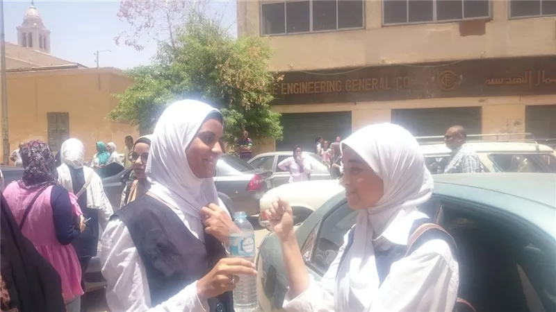 طلاب ثانوية أسوان : امتحان اللغة الانجليزية سهل وفى مستوى الطالب المتوسط