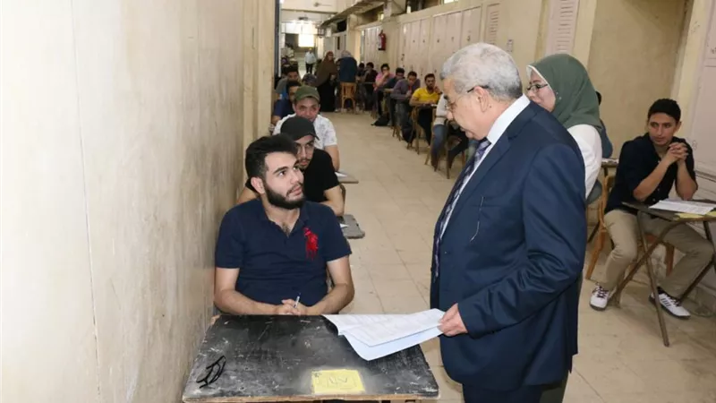 نائب رئيس جامعة طنطا يتفقد امتحانات نهاية العام بكليتى الحقوق والصيدلة