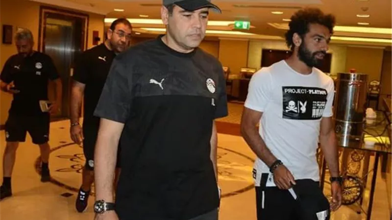 بالصور.. محمد صلاح يصل معسكر الفراعنة فى حراسة خاصة